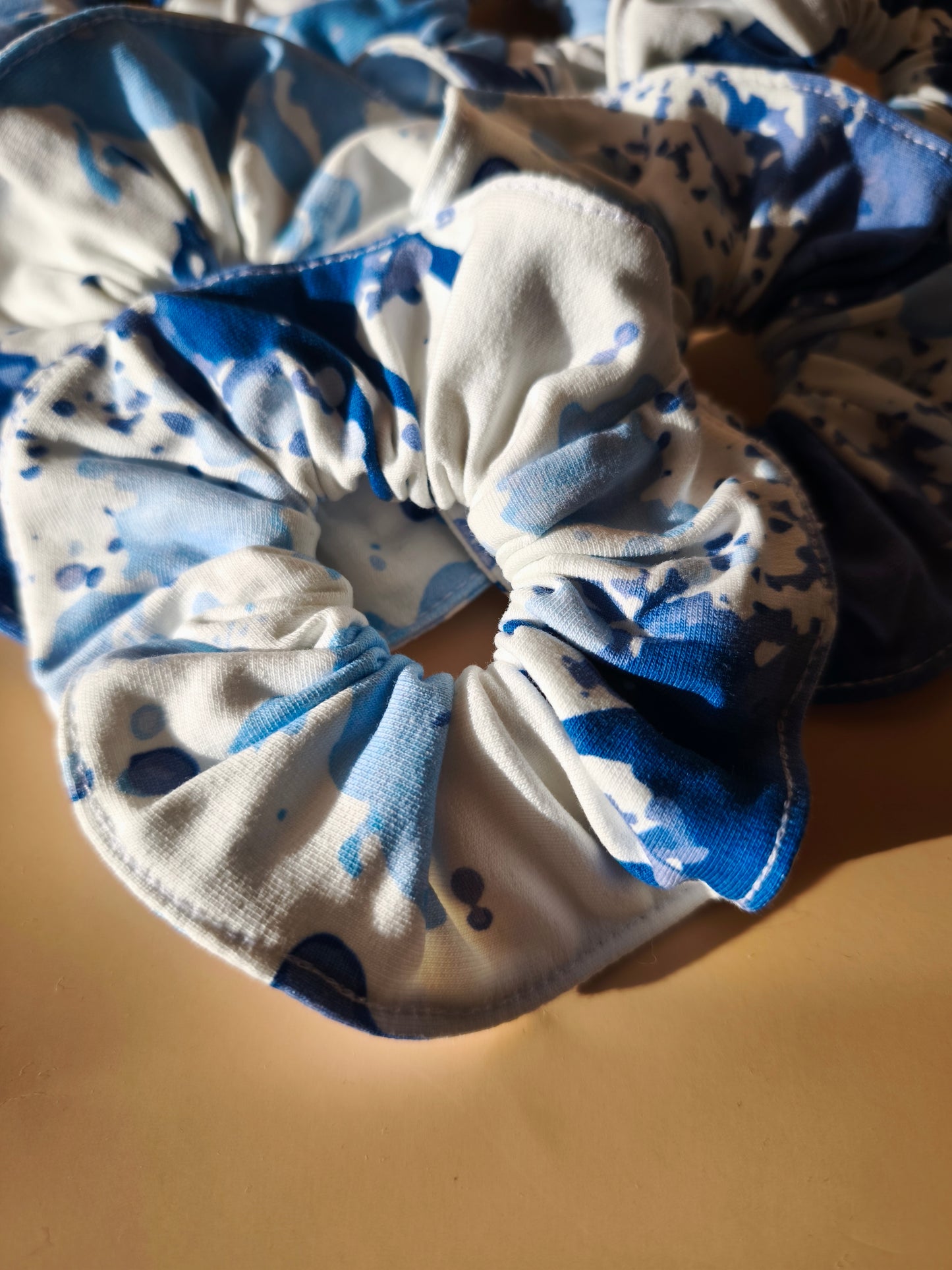 Handgefertigter Scrunchie – Weich, bequem & stilvoll